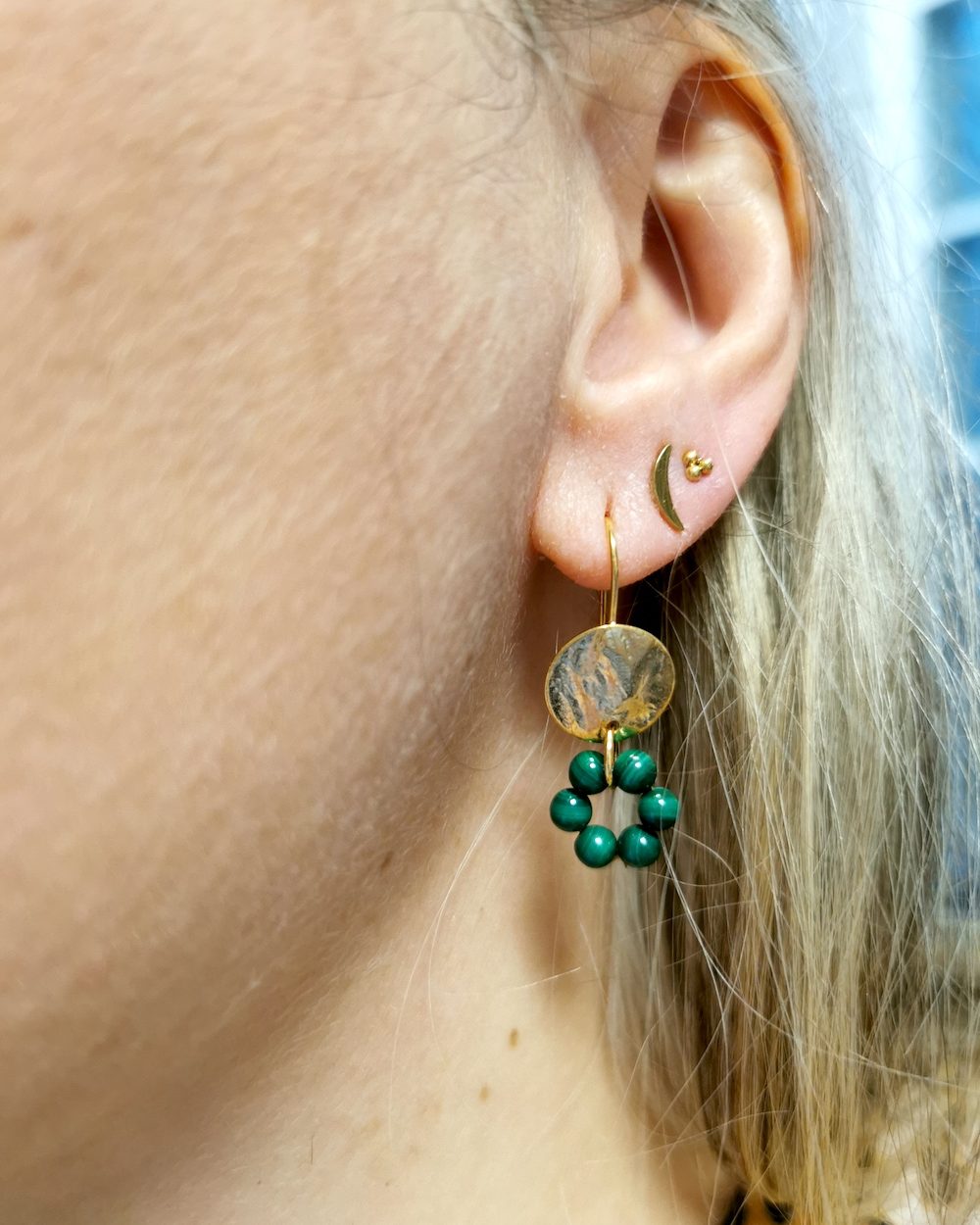 Trage Bild goldene Ohrhänger mit grünen Perlen