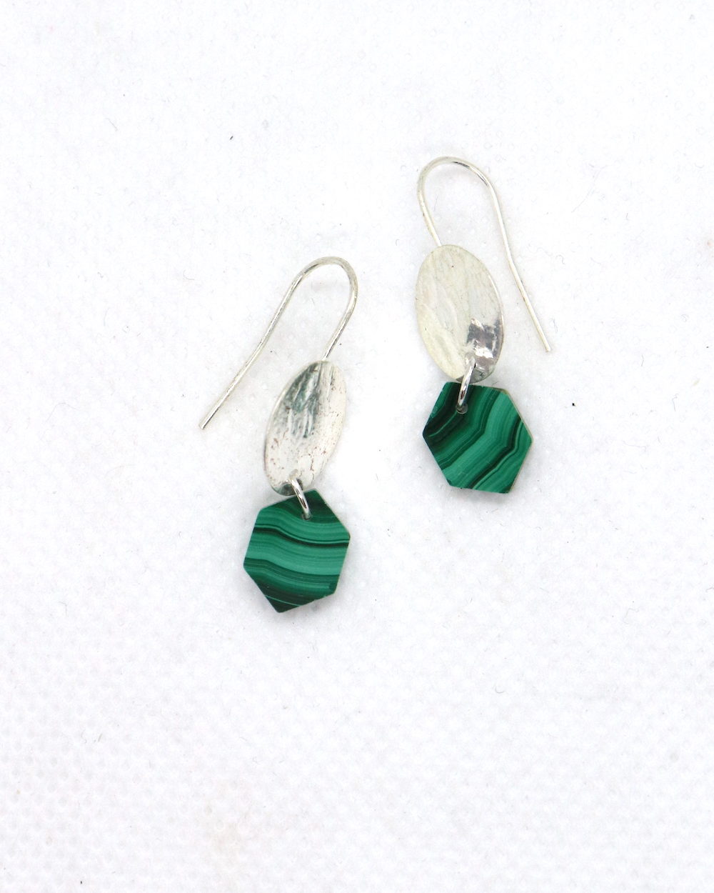 Ohrhänger in silber mit grünen Steinen